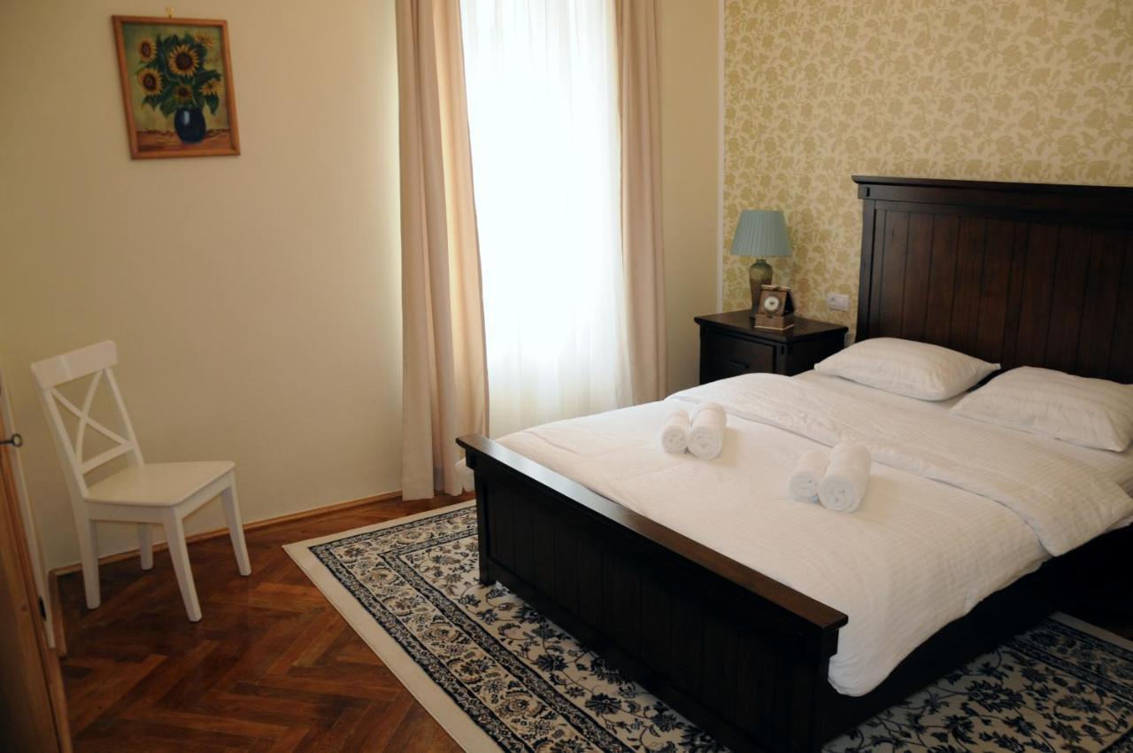 Black Gate - 2 Bedroom Apartment In The Heart Of Old Town With Free Private Secured Parking Брашов Екстериор снимка